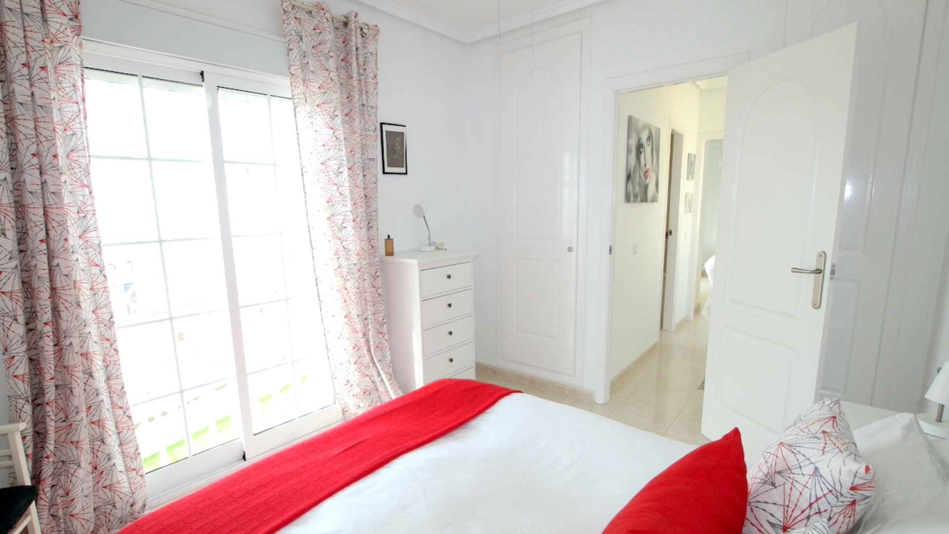 48899_stylish_3_bedroom_end_townhouse_in_a_sought_after_location_100425143816_img_1511