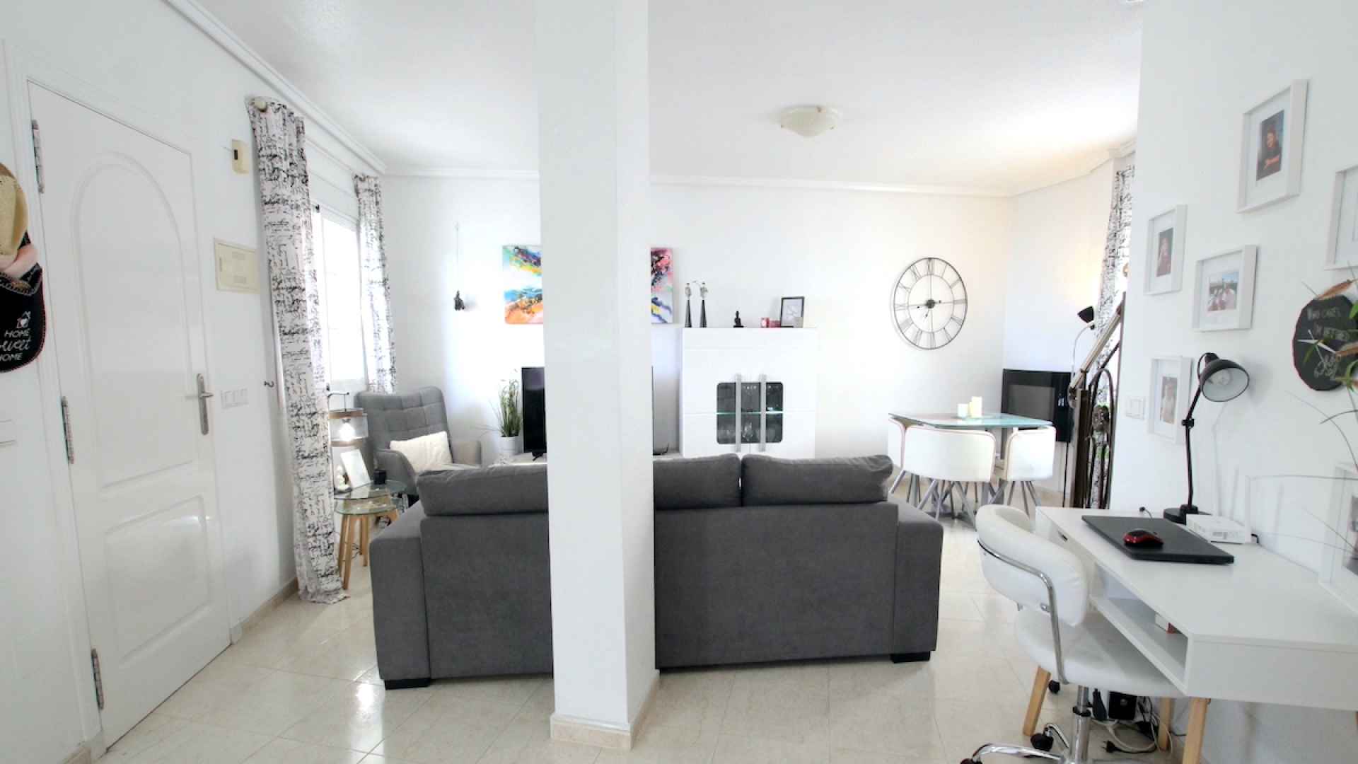 48899_stylish_3_bedroom_end_townhouse_in_a_sought_after_location_100425143816_img_1536