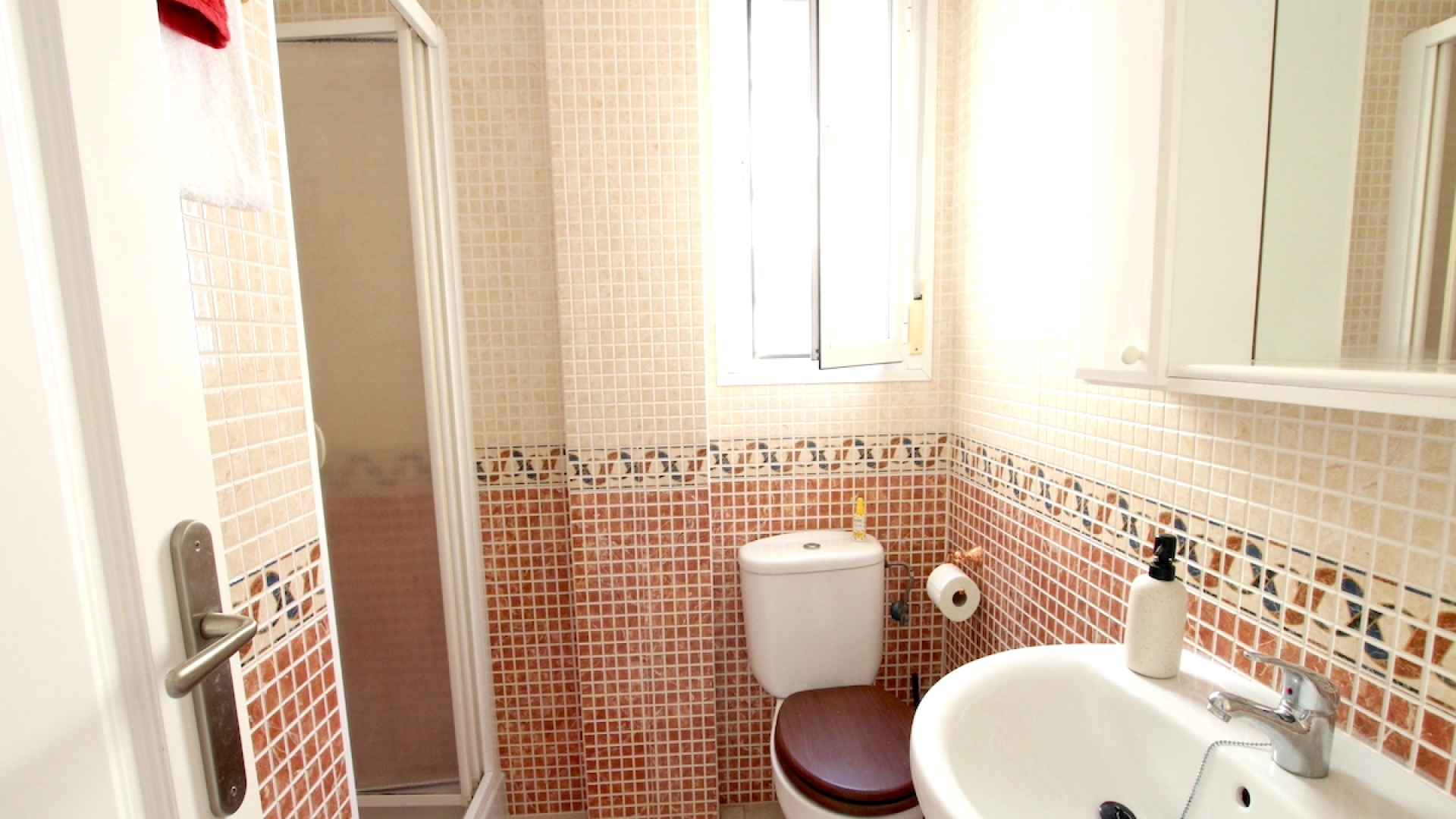 48899_stylish_3_bedroom_end_townhouse_in_a_sought_after_location_100425143816_img_1556