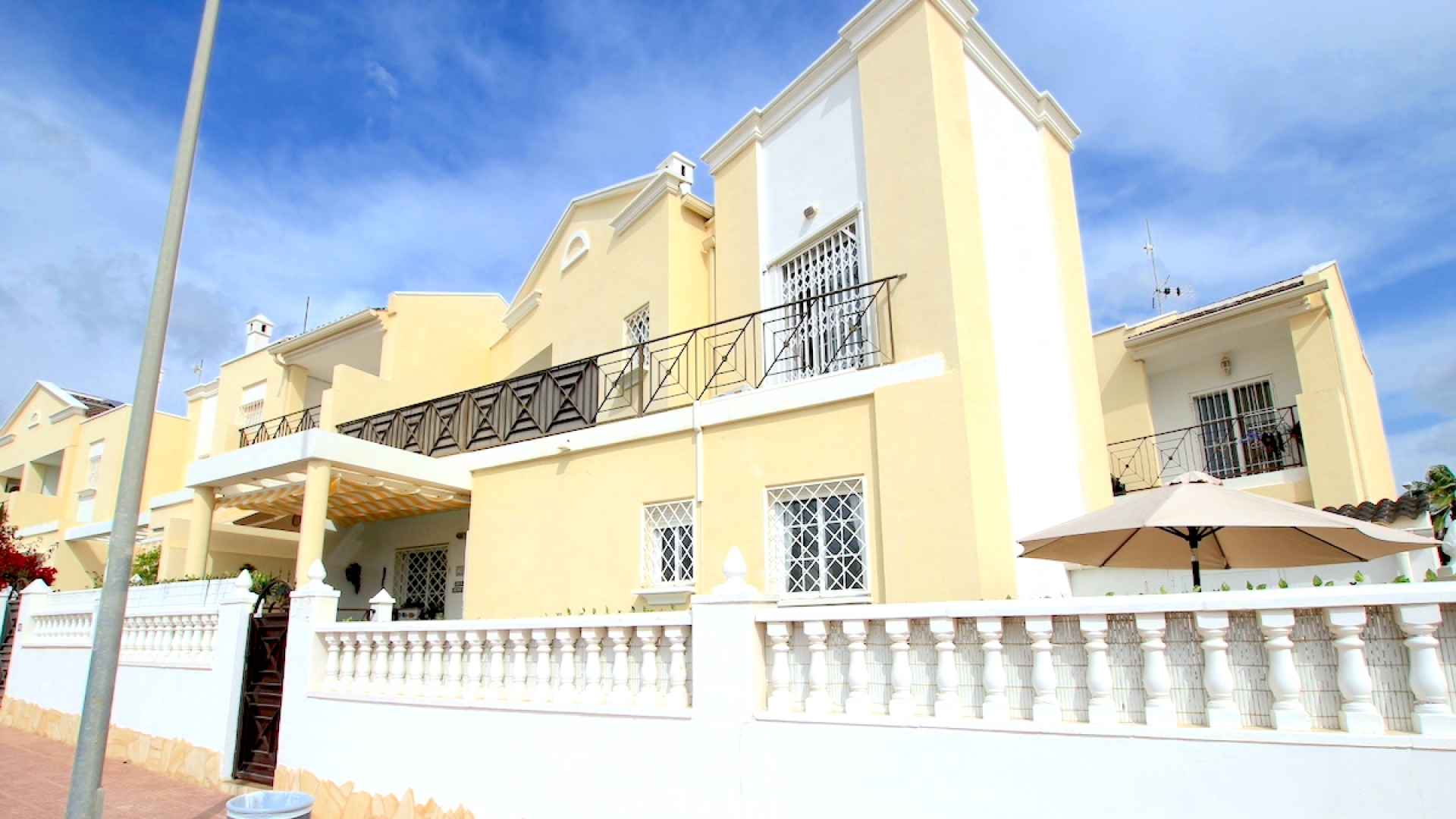 48899_stylish_3_bedroom_end_townhouse_in_a_sought_after_location_100425143817_img_1482