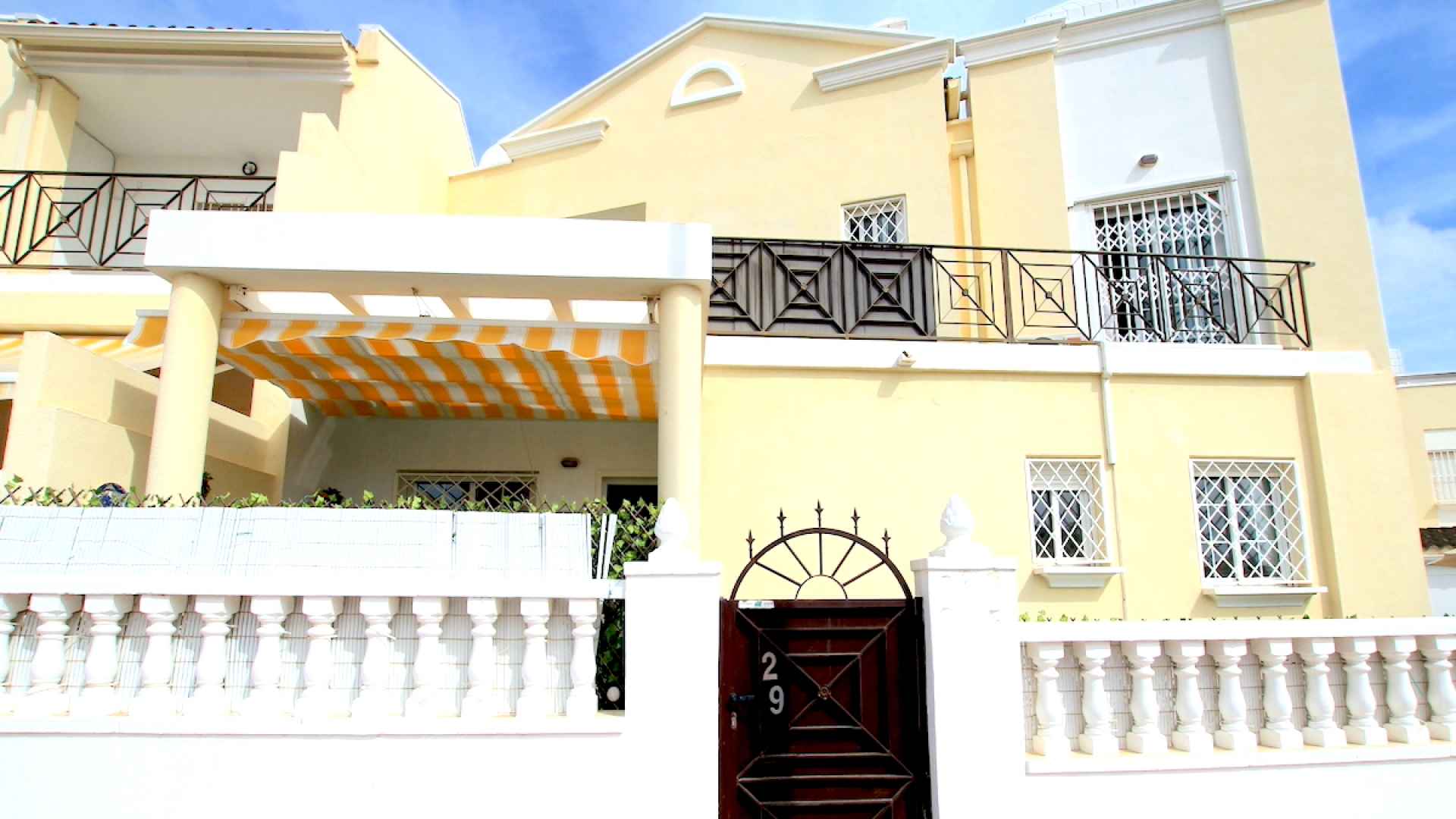 48899_stylish_3_bedroom_end_townhouse_in_a_sought_after_location_100425143817_img_1484
