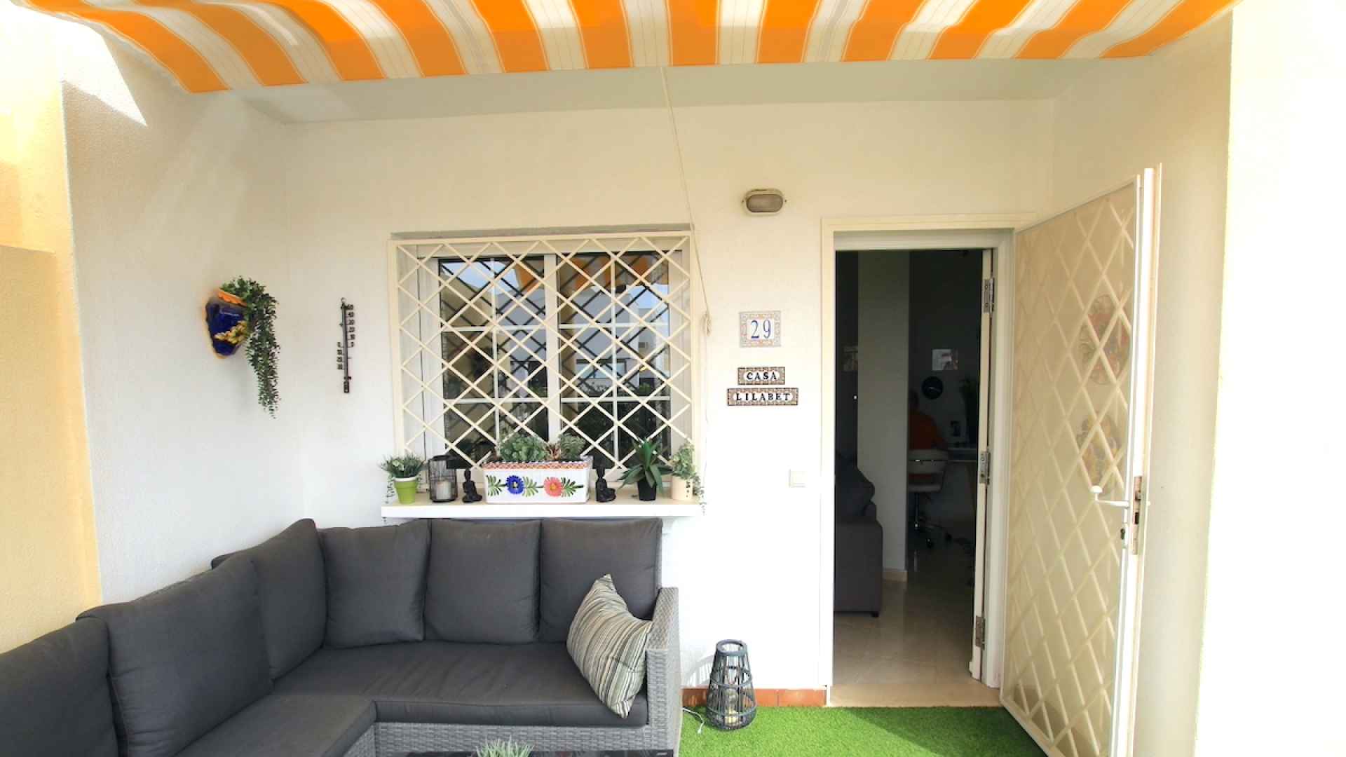 48899_stylish_3_bedroom_end_townhouse_in_a_sought_after_location_100425143817_img_1496