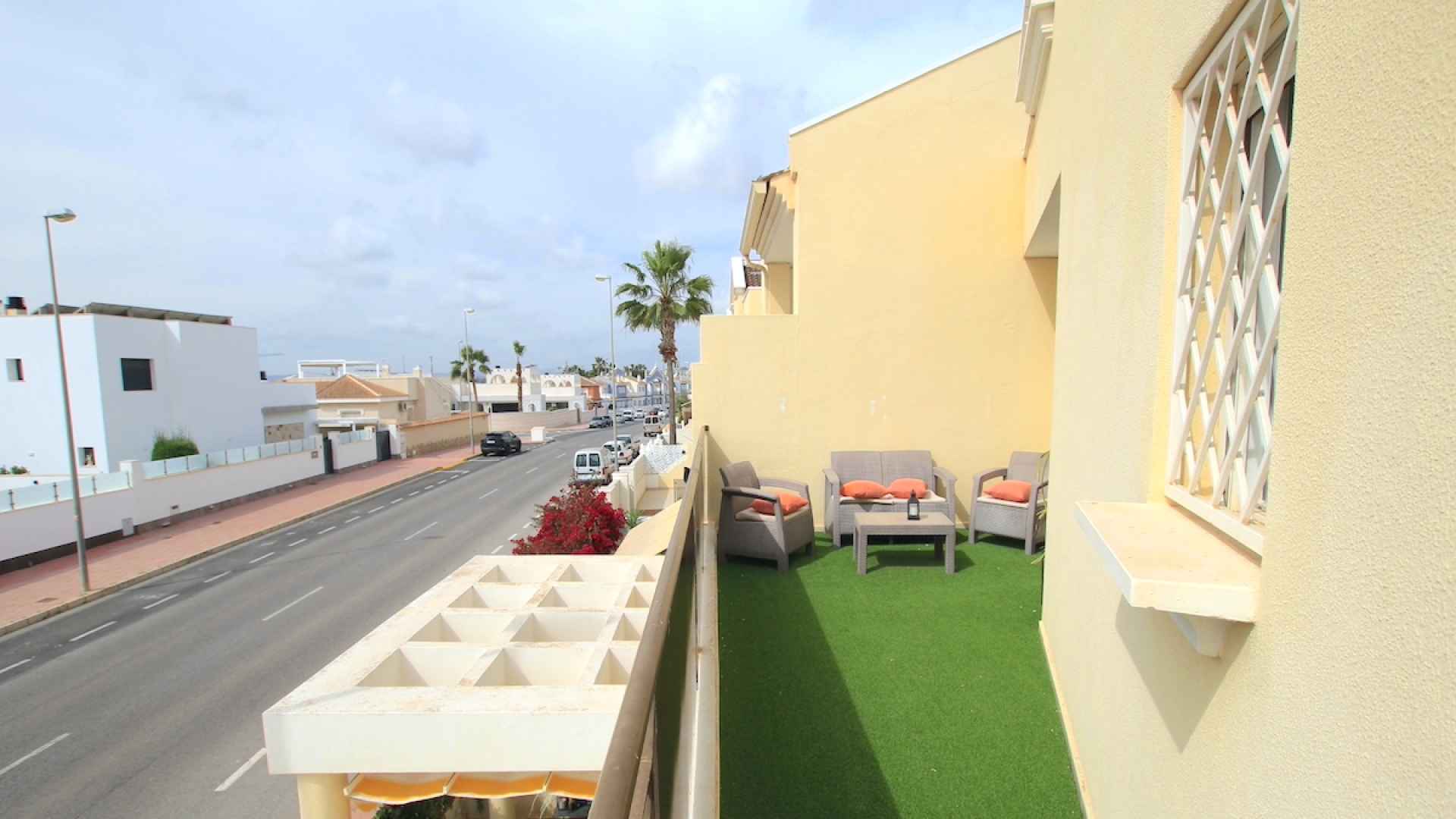 48899_stylish_3_bedroom_end_townhouse_in_a_sought_after_location_100425143817_img_1534