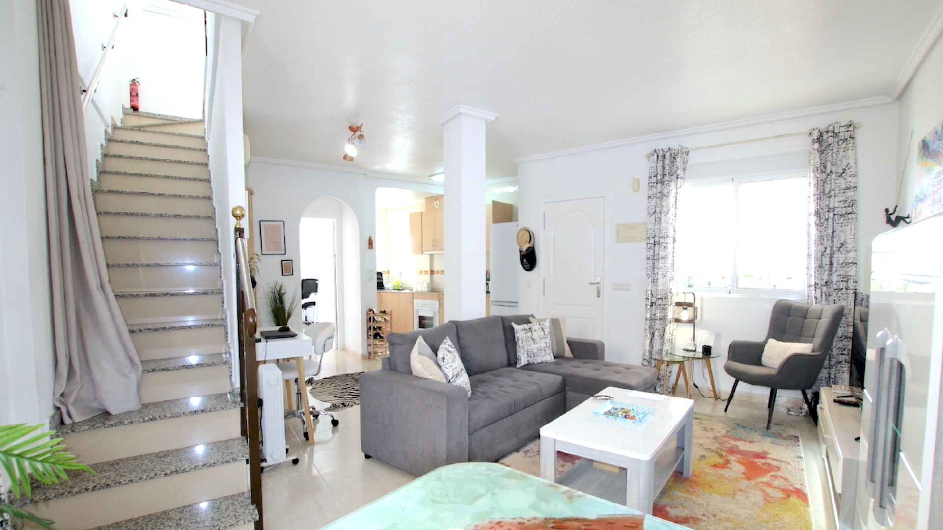 48899_stylish_3_bedroom_end_townhouse_in_a_sought_after_location_100425143817_img_1548