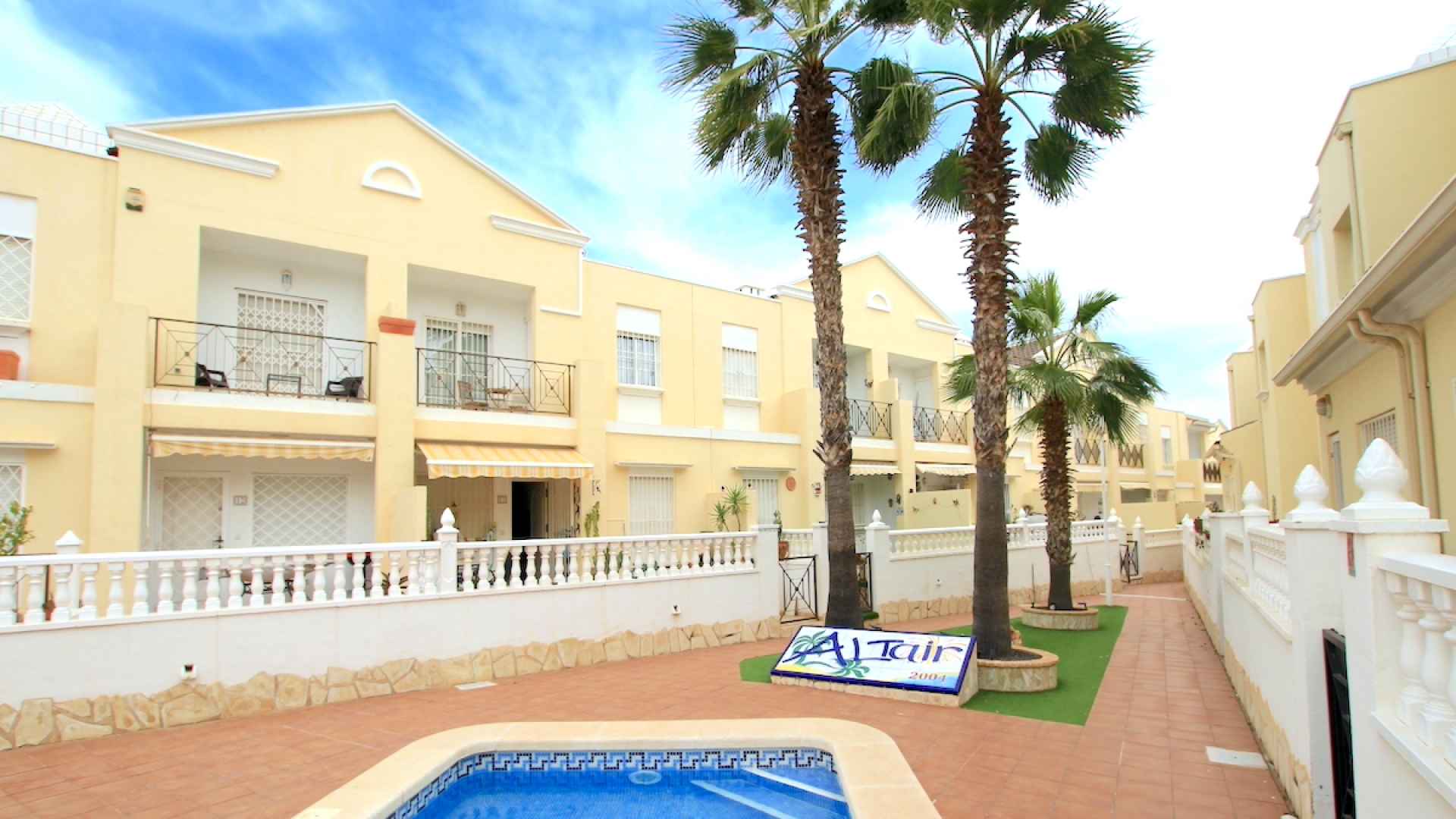 48899_stylish_3_bedroom_end_townhouse_in_a_sought_after_location_100425143817_img_1576