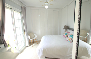 48899_stylish_3_bedroom_end_townhouse_in_a_sought_after_location_100425143811_img_1523