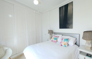48899_stylish_3_bedroom_end_townhouse_in_a_sought_after_location_100425143812_img_1526