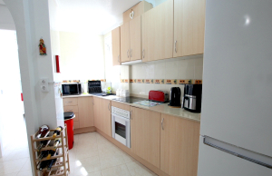 48899_stylish_3_bedroom_end_townhouse_in_a_sought_after_location_100425143812_img_1551