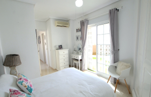 48899_stylish_3_bedroom_end_townhouse_in_a_sought_after_location_100425143813_img_1527