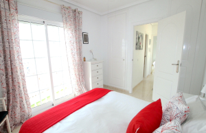 48899_stylish_3_bedroom_end_townhouse_in_a_sought_after_location_100425143816_img_1511