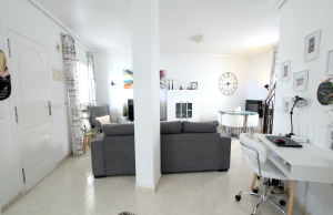 48899_stylish_3_bedroom_end_townhouse_in_a_sought_after_location_100425143816_img_1536