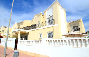 48899_stylish_3_bedroom_end_townhouse_in_a_sought_after_location_100425143817_img_1482