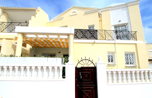 48899_stylish_3_bedroom_end_townhouse_in_a_sought_after_location_100425143817_img_1484