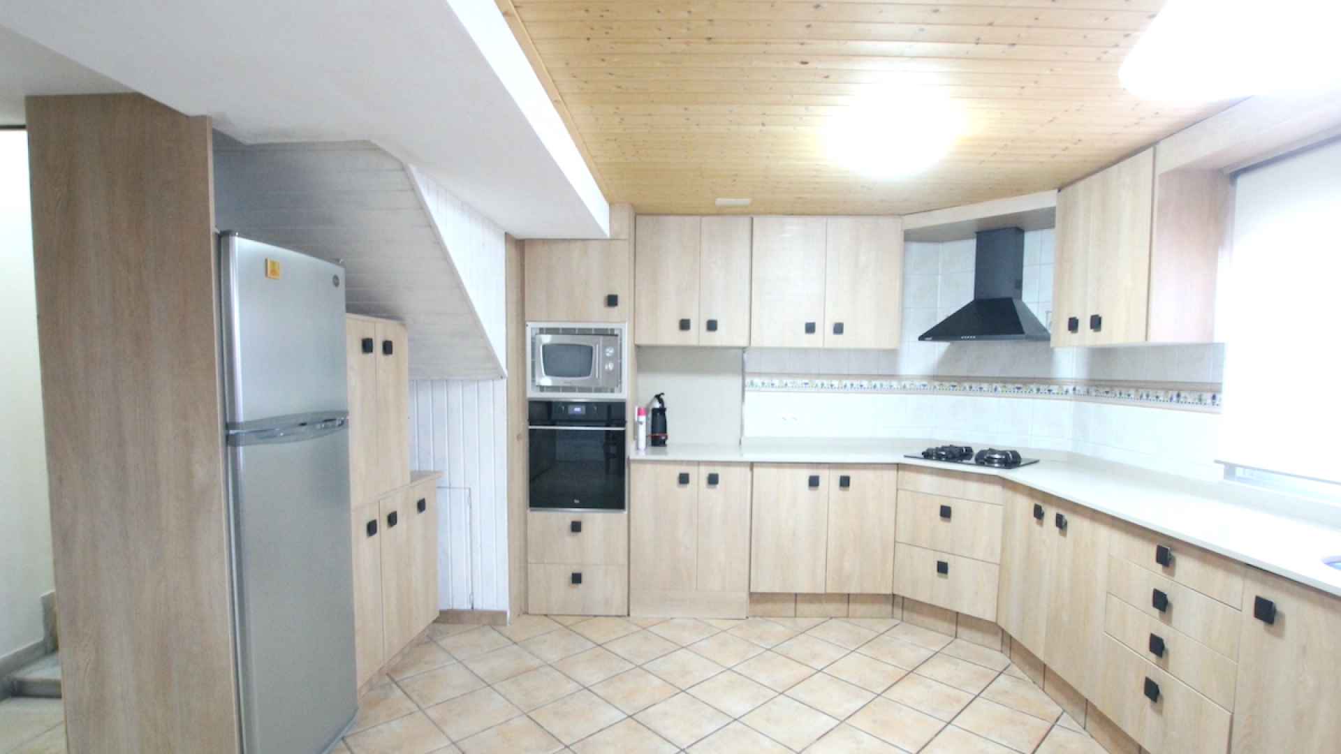 48901_spacious_and_exceptionally_well_presented_village_townhouse_110425112358_img_1195