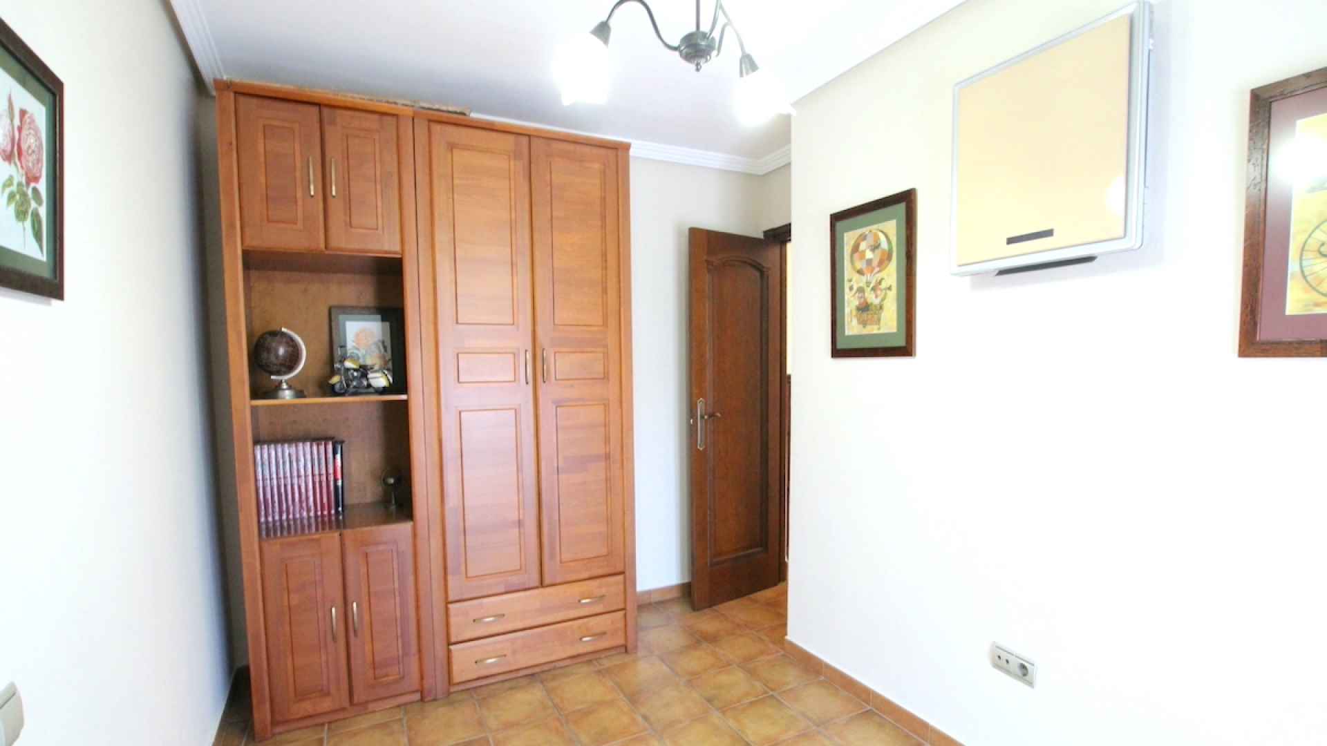 48901_spacious_and_exceptionally_well_presented_village_townhouse_110425112358_img_1214