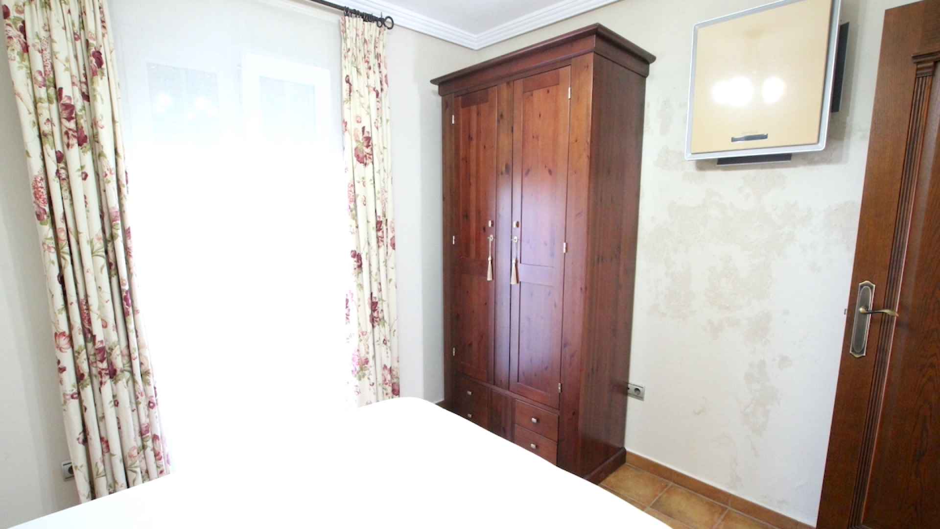 48901_spacious_and_exceptionally_well_presented_village_townhouse_110425112401_img_1206