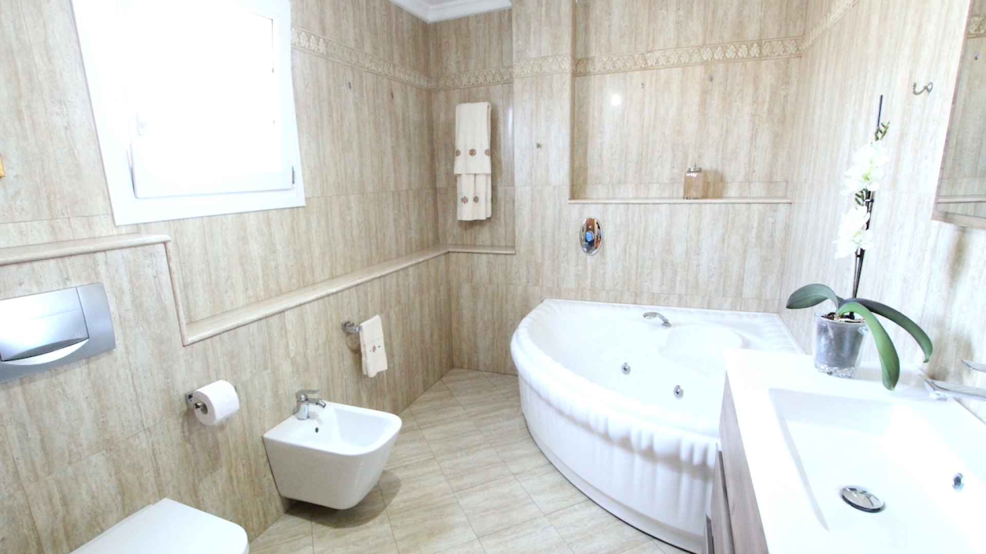 48901_spacious_and_exceptionally_well_presented_village_townhouse_110425112402_img_1187