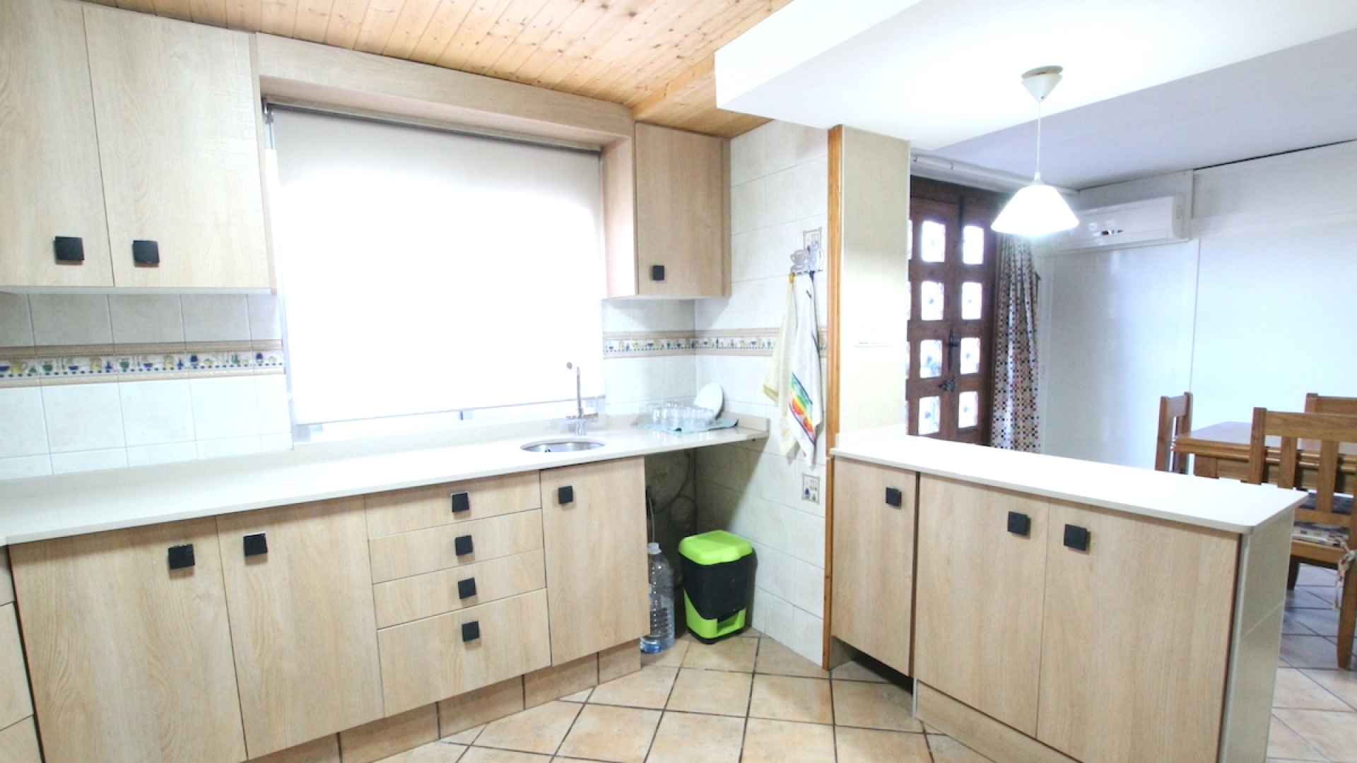 48901_spacious_and_exceptionally_well_presented_village_townhouse_110425112402_img_1192