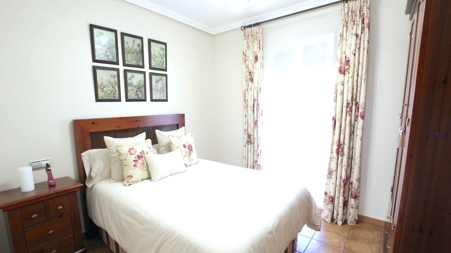 48901_spacious_and_exceptionally_well_presented_village_townhouse_110425112402_img_1202
