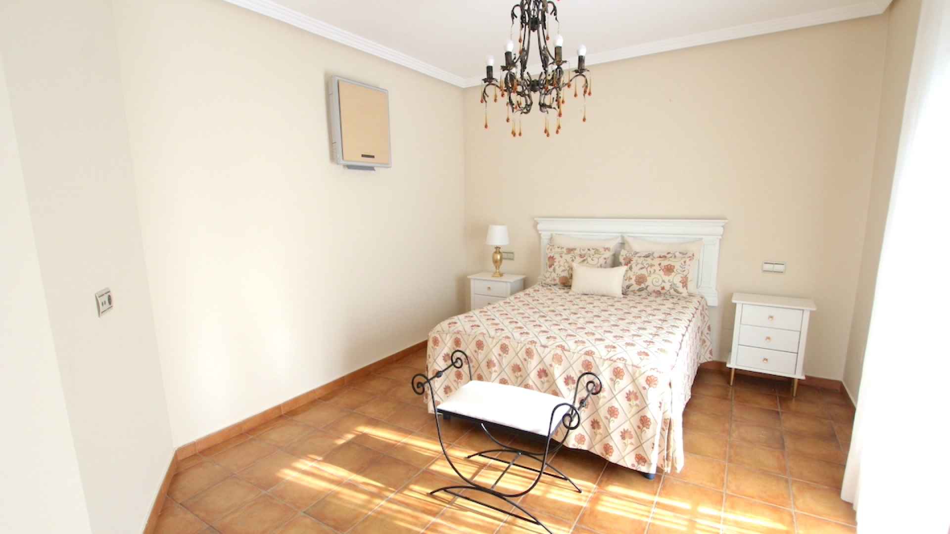 48901_spacious_and_exceptionally_well_presented_village_townhouse_110425112403_img_1219
