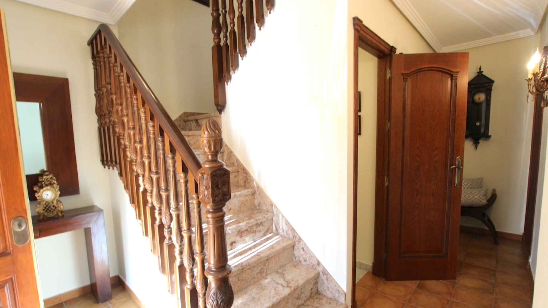48901_spacious_and_exceptionally_well_presented_village_townhouse_110425112404_img_1178
