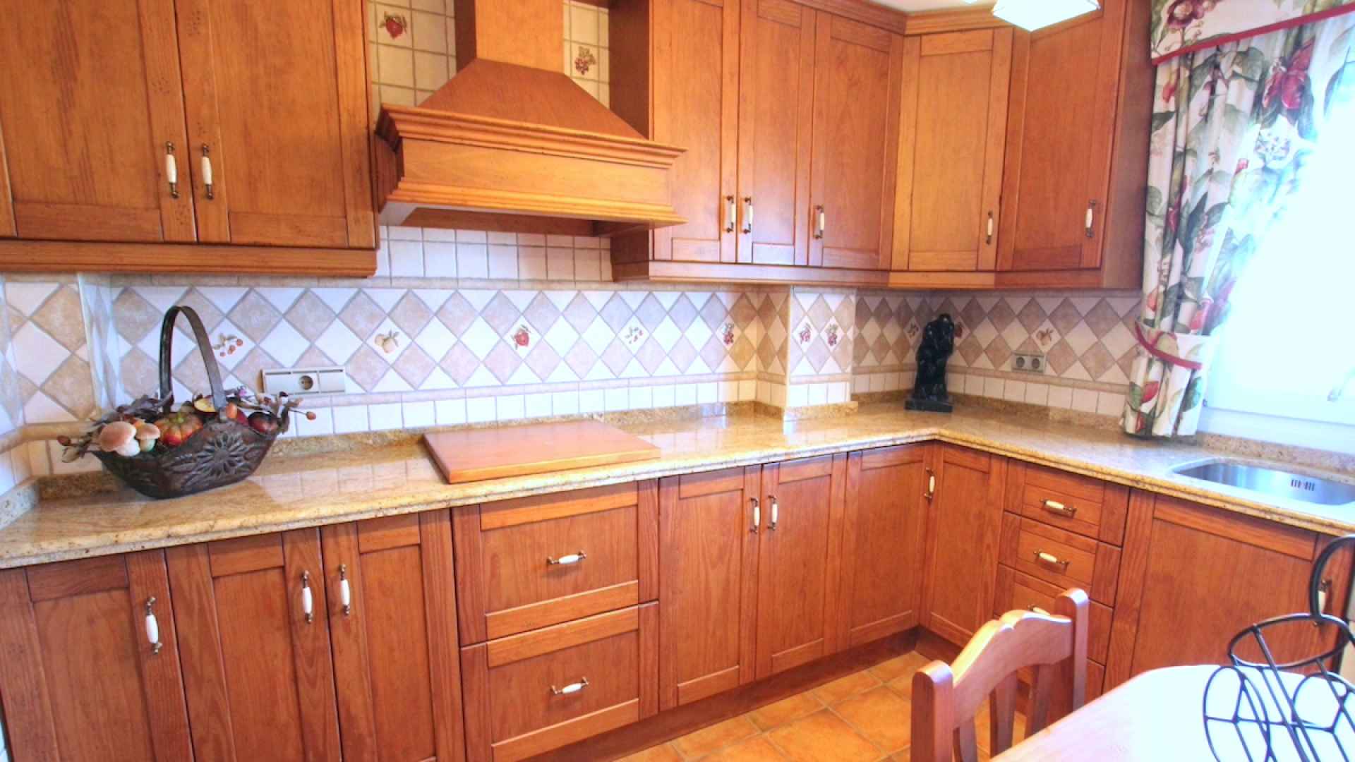 48901_spacious_and_exceptionally_well_presented_village_townhouse_110425112407_img_1182