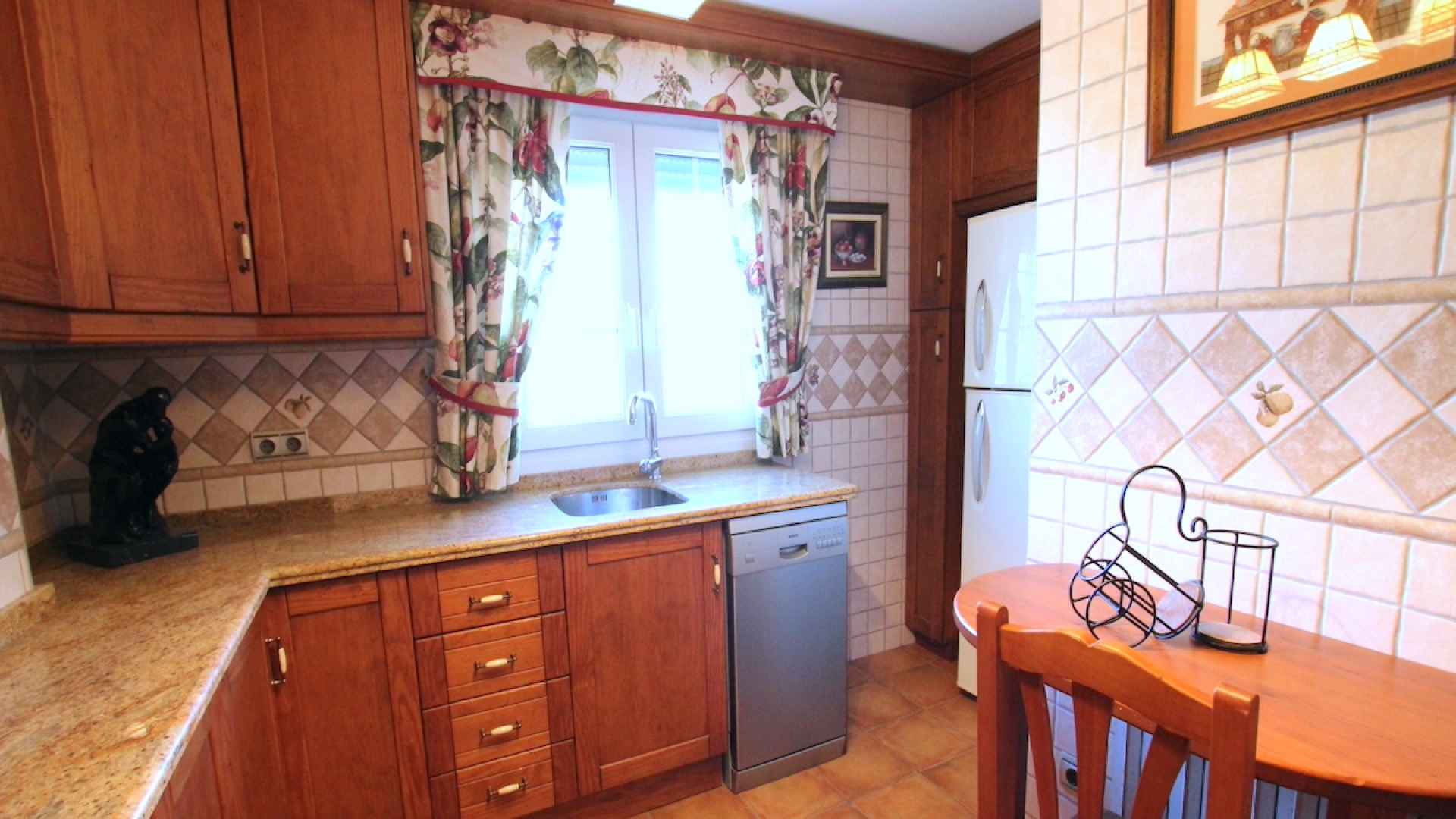 48901_spacious_and_exceptionally_well_presented_village_townhouse_110425112407_img_1185
