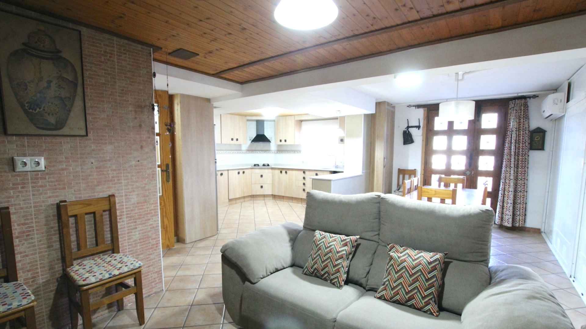 48901_spacious_and_exceptionally_well_presented_village_townhouse_110425112407_img_1190
