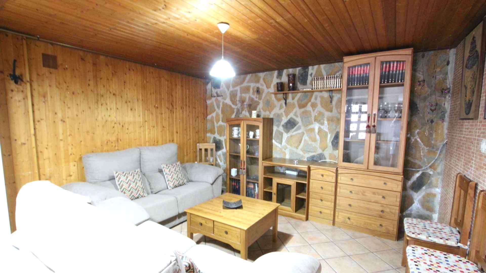 48901_spacious_and_exceptionally_well_presented_village_townhouse_110425112407_img_1199