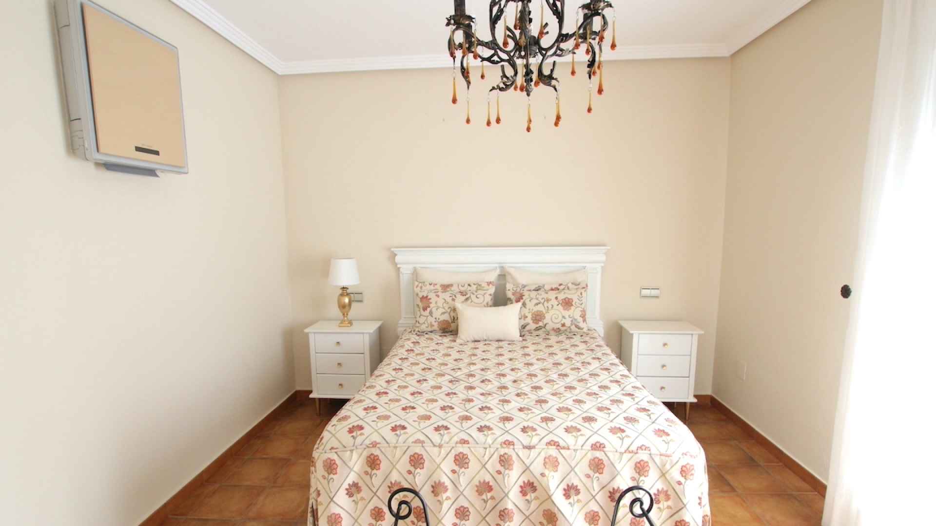 48901_spacious_and_exceptionally_well_presented_village_townhouse_110425112407_img_1220