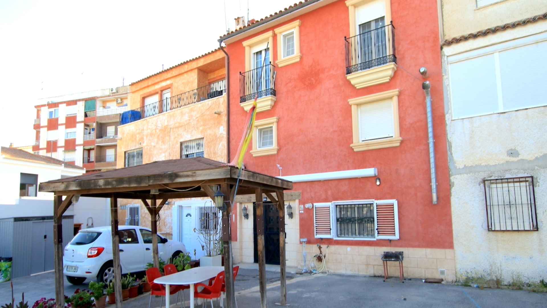 48901_spacious_and_exceptionally_well_presented_village_townhouse_110425112407_img_1245