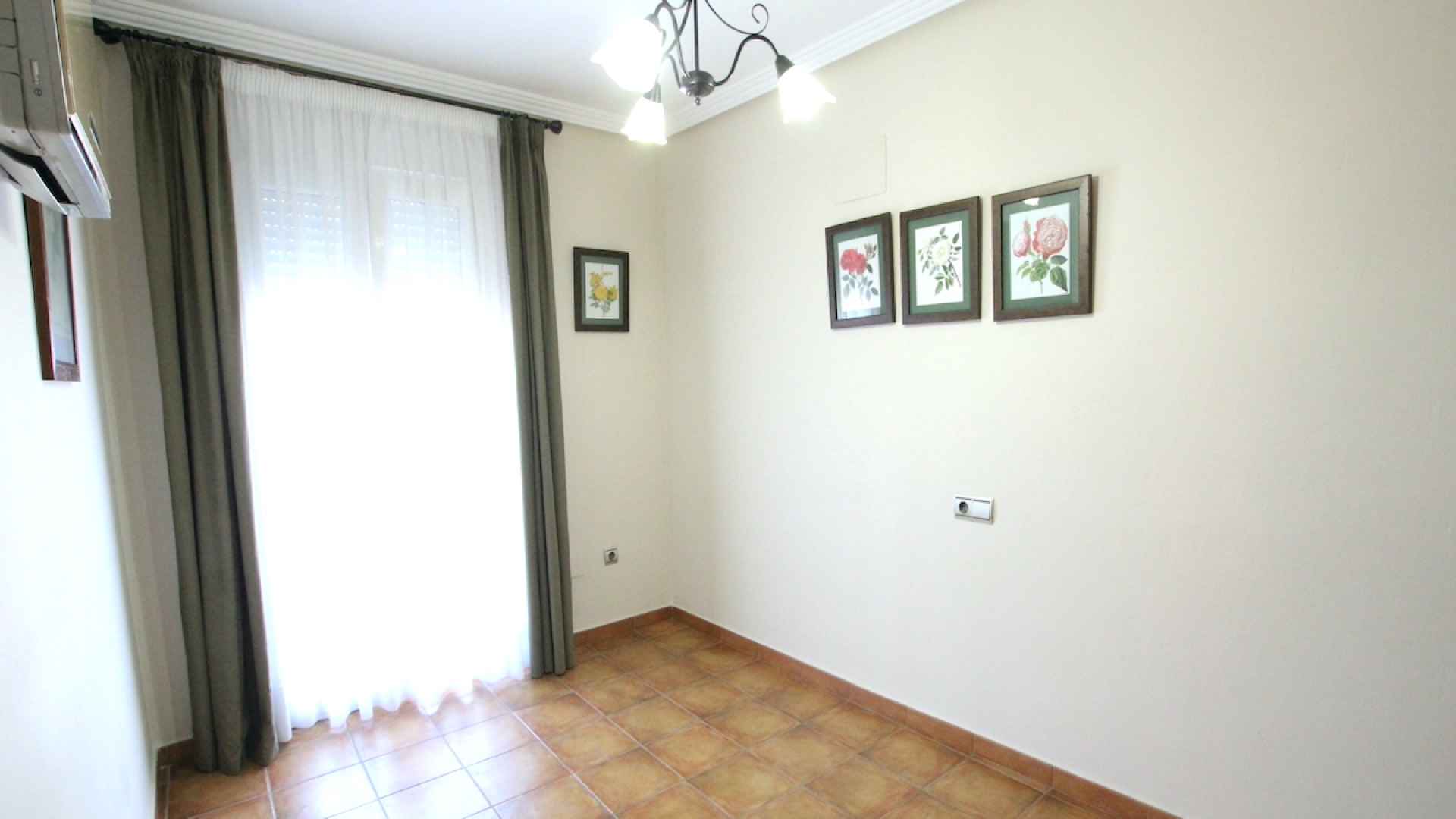 48901_spacious_and_exceptionally_well_presented_village_townhouse_110425112408_img_1212