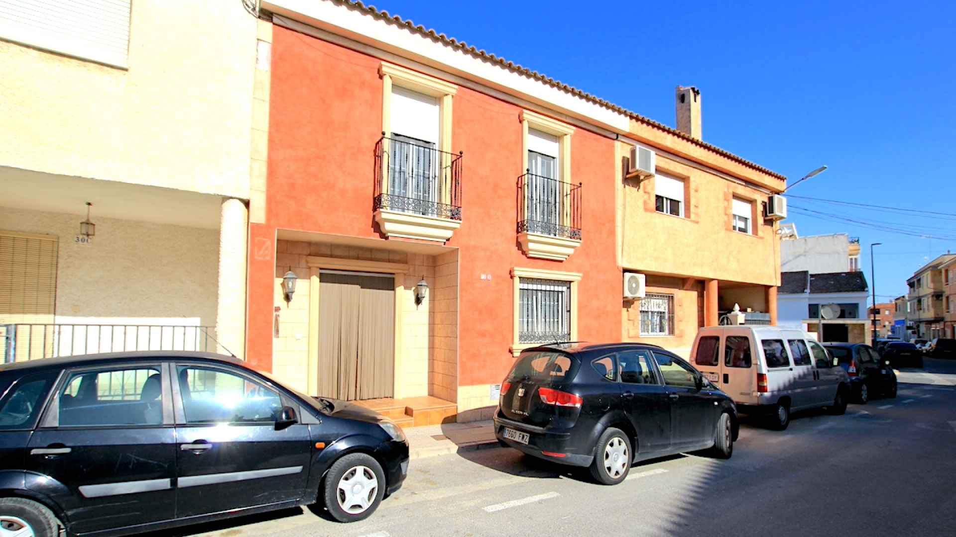 48901_spacious_and_exceptionally_well_presented_village_townhouse_110425112408_img_1231