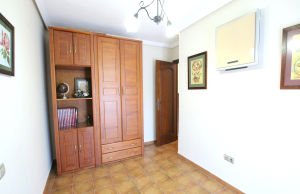 48901_spacious_and_exceptionally_well_presented_village_townhouse_110425112358_img_1214