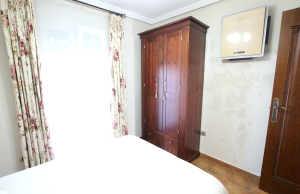 48901_spacious_and_exceptionally_well_presented_village_townhouse_110425112401_img_1206