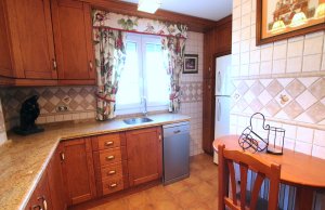 48901_spacious_and_exceptionally_well_presented_village_townhouse_110425112407_img_1185