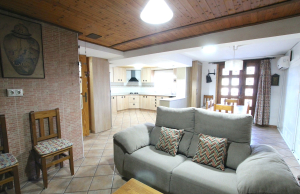 48901_spacious_and_exceptionally_well_presented_village_townhouse_110425112407_img_1190