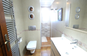 48901_spacious_and_exceptionally_well_presented_village_townhouse_110425112407_img_1208