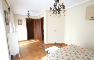 48901_spacious_and_exceptionally_well_presented_village_townhouse_110425112407_img_1223