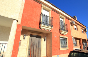 48901_spacious_and_exceptionally_well_presented_village_townhouse_110425112407_img_1237