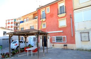 48901_spacious_and_exceptionally_well_presented_village_townhouse_110425112407_img_1245