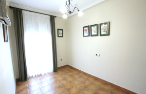 48901_spacious_and_exceptionally_well_presented_village_townhouse_110425112408_img_1212
