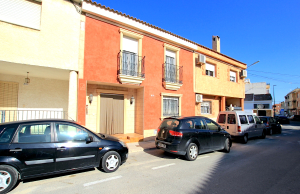 48901_spacious_and_exceptionally_well_presented_village_townhouse_110425112408_img_1231