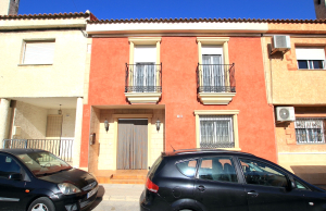 48901_spacious_and_exceptionally_well_presented_village_townhouse_110425112409_img_1235
